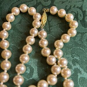Antique vintage classic pearl necklace, gold clasp
